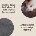 Close-up van hondenpootjes op een donkergrijze corduroy stof met haren. Antislip onderkant.