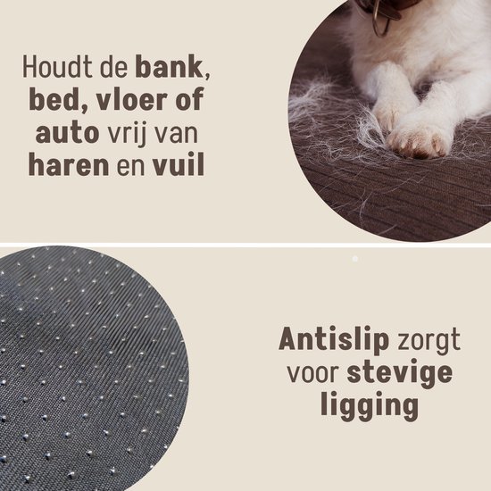 Close-up van hondenpootjes op een donkergrijze corduroy stof met haren. Antislip onderkant.