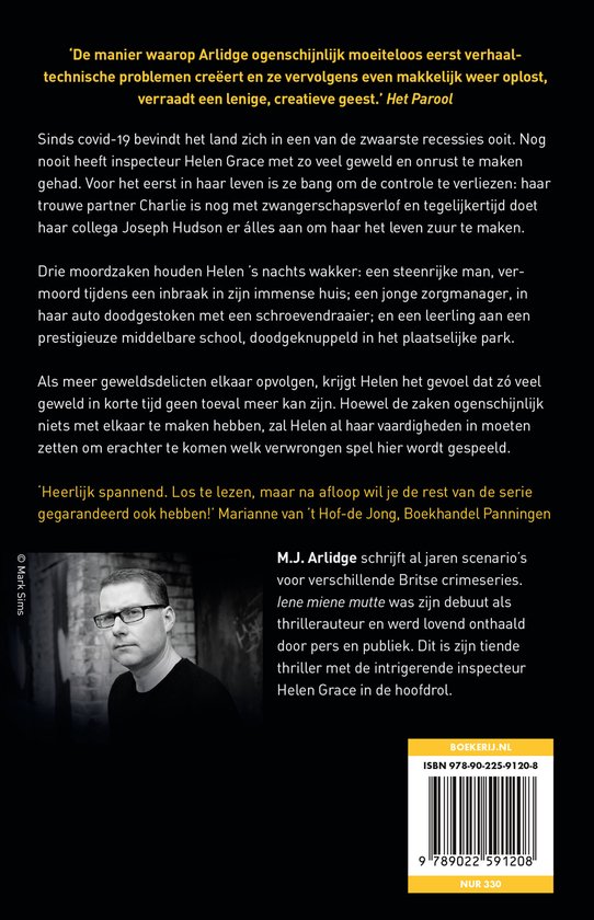 Achterkant van een boek met een foto van de auteur M.J. Arlidge, een bril dragend, kijkend naar de camera. De tekst van de boekrecensie staat ernaast.