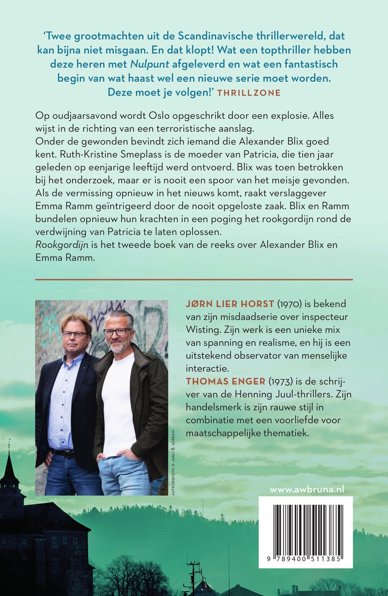 Achterkant boek 'Rookgordijn' met tekst en twee auteursfoto's van Jørn Lier Horst en Thomas Enger.