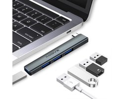 Xssive USB C Hub – USB C naar USB A Hub – 4-in-1 – Compact Docking Station USB-C – Geschikt voor MacBook, iPad, Laptop en Meer