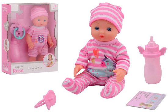 Baby pop in roze gestreepte outfit met uil-print, zittend met speen en flesje.