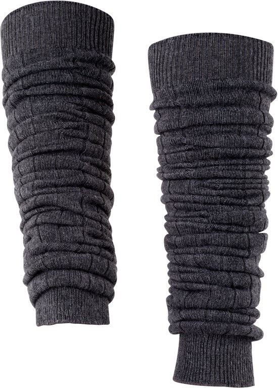 Paar grijze beenwarmers met gerimpelde textuur, gebreid materiaal.