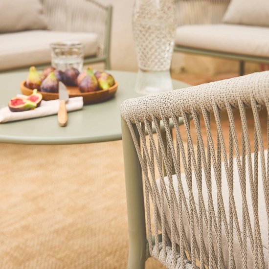sweeek - Beige tuinset mantova van staal en kunstvezeldraad, 4 plekken, een bank, twee fauteuils, een ronde tafel