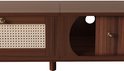 Detail van donkerhouten tv-meubel met rieten middenvak, rond gat en messing knop.