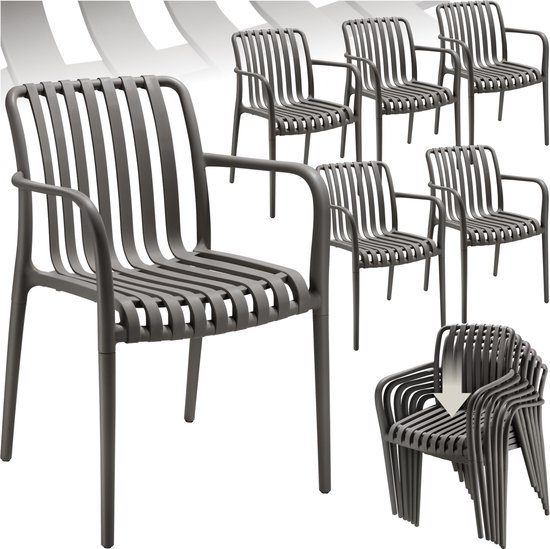 Zes grijze kunststof tuinstoelen, waarvan één gestapeld, op een witte achtergrond.