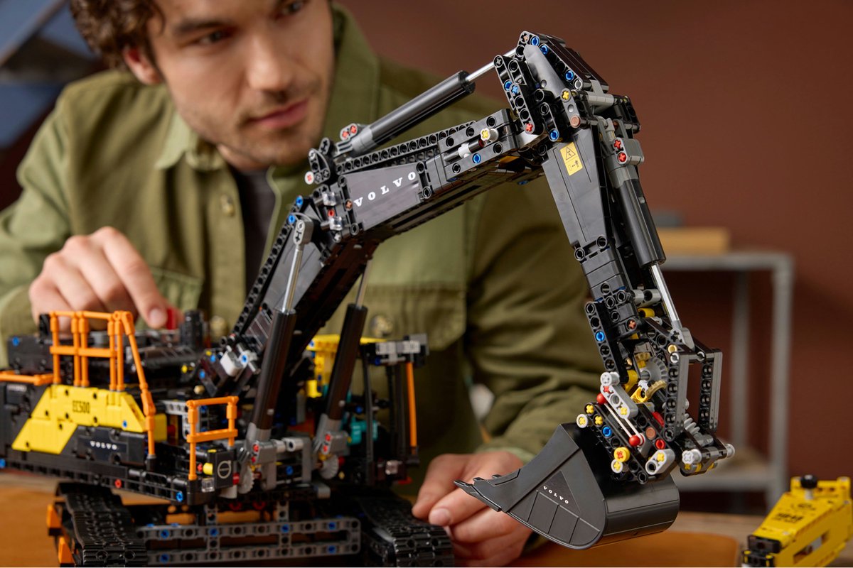 LEGO® Technic Volvo EC500 Hybrid Graafmachine - 42215 — afbeelding 21