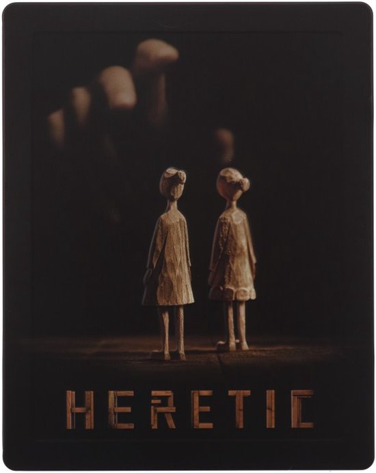 Twee houten poppen staan ​​onder een schaduw. 'HERETIC' staat onderaan geschreven.