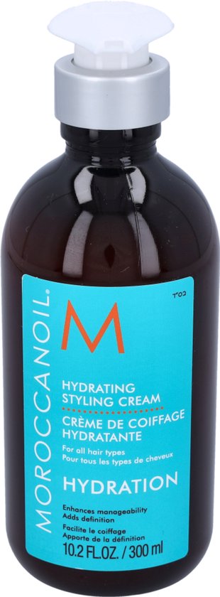 Moroccanoil Hydrating Styling Cream fles met pompdispenser op zwarte achtergrond. Turquoise label met oranje M-logo.