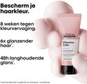 Tube d'après-shampoing Vitamino Color L'Oréal Professionnel en rose pastel.