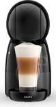Zwarte Krups Dolce Gusto Piccolo XS koffiemachine met een glas melkachtig koffie.