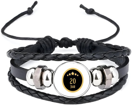 Bracelet tressé noir avec un pendentif rond "20 JAAR" et des étoiles.