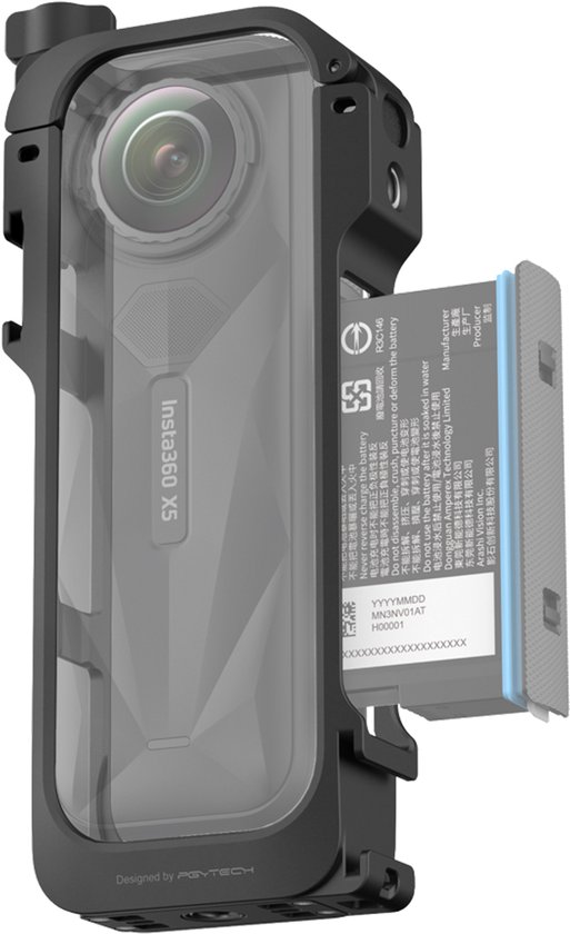 Zwarte houder met Insta360 X5 camera en batterij, gemonteerd op motor
