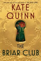 Boekomslag van 'The Briar Club' door Kate Quinn, met een sleutelgat in een gouden reliëf dat uitkijkt op bloemen.