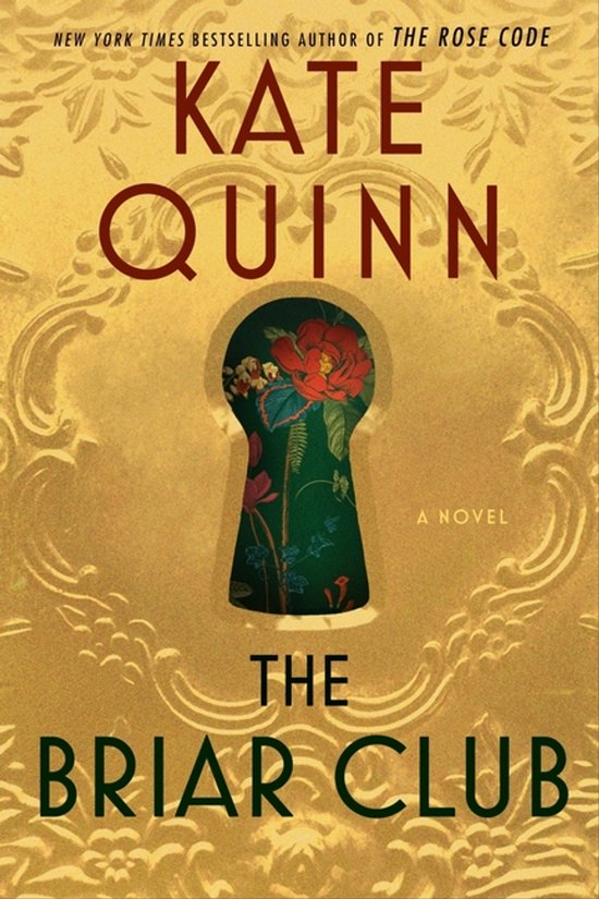Boekomslag van 'The Briar Club' door Kate Quinn, met een sleutelgat in een gouden reliëf dat uitkijkt op bloemen.
