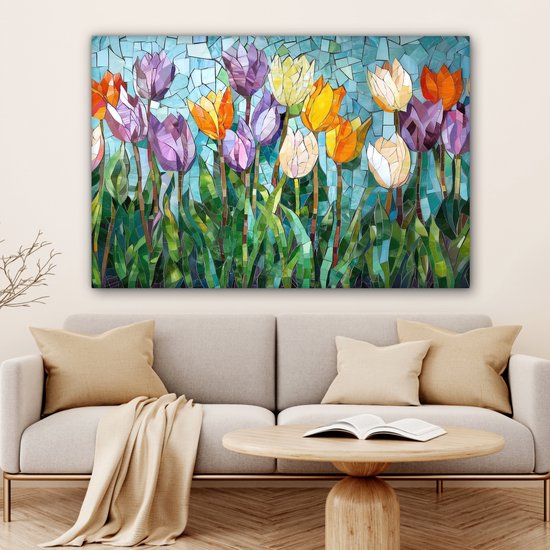 Mozaïek van kleurrijke tulpen boven een bank en salontafel in een woonkamer.
