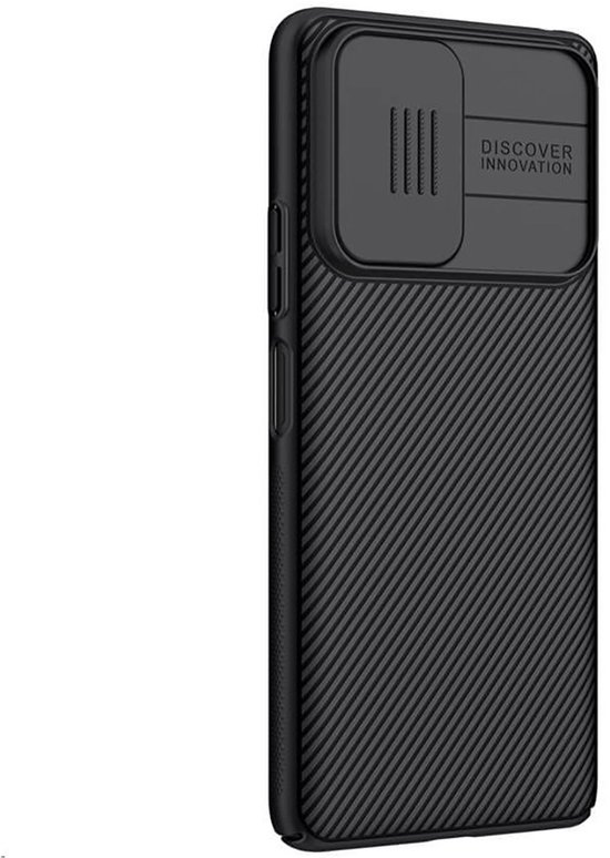 Coque de téléphone noire à texture fibre de carbone avec cache coulissant pour appareil photo, sur fond blanc.