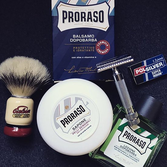 Proraso scheerset met scheerkwast, scheerzeep, scheermes, scheerolie en scheermesjes.
