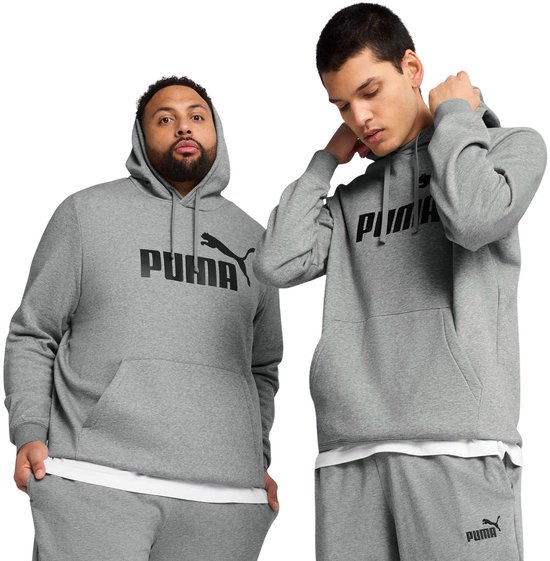 Twee mannen, één mollig en één slank, dragen grijze PUMA hoodies met zwarte logo's.