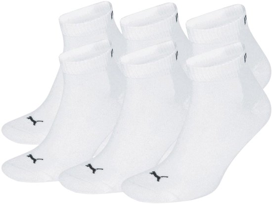 Zes paar witte Puma enkelsokken met zwart Puma-logo op de voorkant.