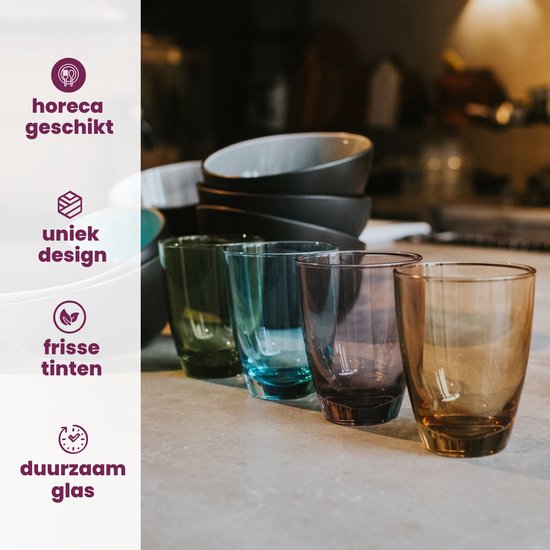 Ensemble de quatre verres aux teintes fraîches variées : vert, bleu, violet et ambre.