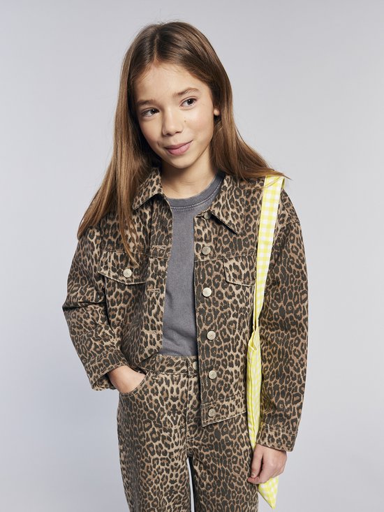 Jeune fille aux longs cheveux bruns porte une veste imprimé léopard, un t-shirt gris et un sac jaune.