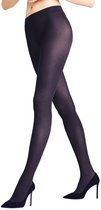 Een vrouw in een donkerblauwe, matte panty en zwarte pumps, van achteren gezien.