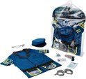 Blauw politieuniform met pet, handboeien, speelgoedpistool, fluitje en andere accessoires, uitgestald naast de plastic verpakking.