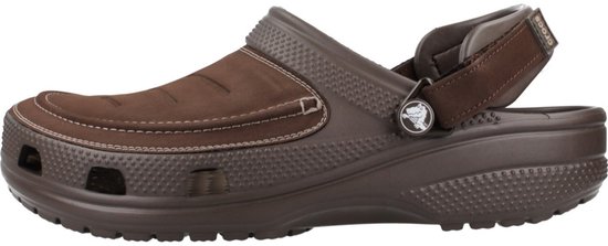 Bruine Crocs Yukon Vista II klomp met suède bovenkant, gestikte details, schuifband met 'Crocs' logo.