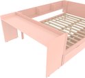 Roze bedframe met bureau, boekenplanken en matras. De lades zijn uitgeschoven.