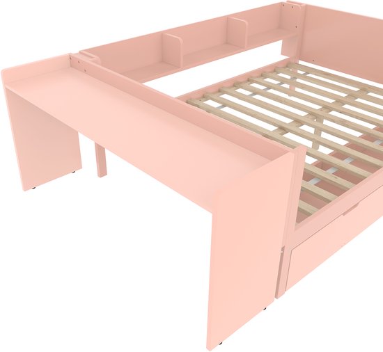 Roze bedframe met bureau, boekenplanken en matras. De lades zijn uitgeschoven.