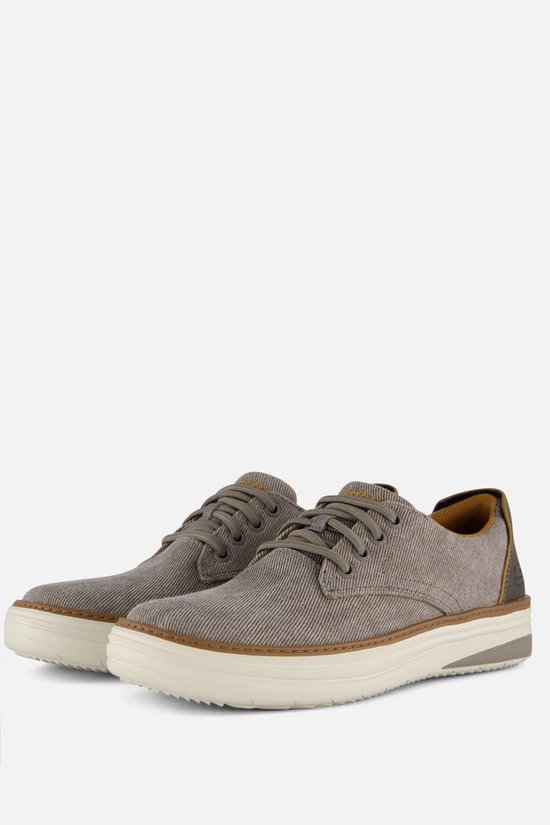Chaussures à lacets en toile taupe avec accents marron et semelle blanche épaisse.