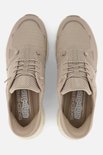 Bovenaanzicht van een paar beige Skechers Slip-ins Glide-Step sneakers met Air-Cooled Memory Foam binnenzool.