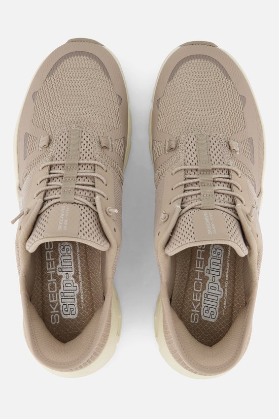 Bovenaanzicht van een paar beige Skechers Slip-ins Glide-Step sneakers met Air-Cooled Memory Foam binnenzool.