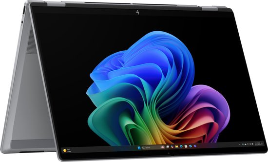 Zilveren HP OmniBook X Flip met opengeklapt scherm en kleurrijk bureaublad