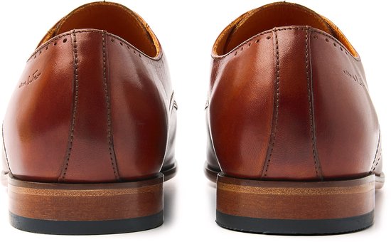 Achteraanzicht van een paar bruine leren veterschoenen met houten zool.