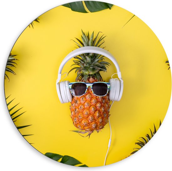 Dibond Muurcirkel - Ananas met Witte Headset op Felgele Achtergrond - 80x80 cm Foto op Aluminium Muurcirkel (met ophangsysteem)