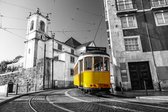 Fotobehang Tram In Een Historische Wijk In Lissabon - Vliesbehang - 405 x 270 cm