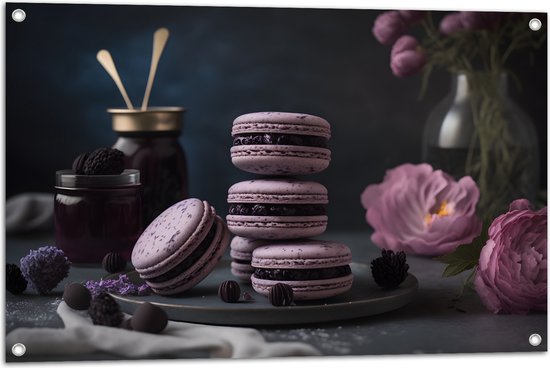 Tuinposter – Opgestapelde Lila Macarons omringd door Paarse Bloemen en Vruchten - 90x60 cm Foto op Tuinposter (wanddecoratie voor buiten en binnen)