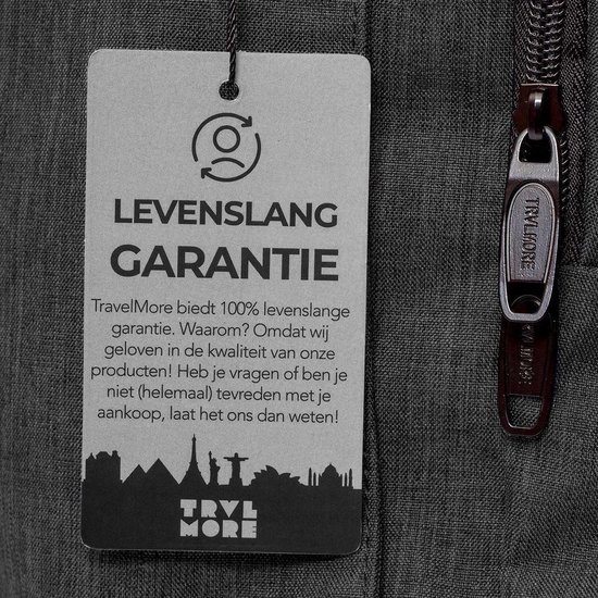 Detail van een label op een donkergrijze rugzak met de tekst 'Levenslang Garantie' en een ritssluiting van TRVLMORE.