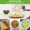 Een snelle en gezonde maaltijd met de mandoline. Een bord pasta, fruitsalade, salade en courgetti.