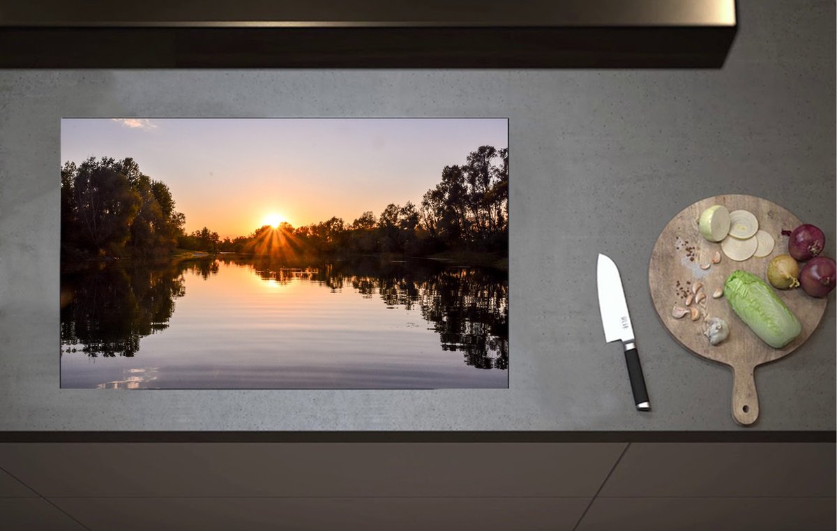 Inductieplaat Beschermer - Zon Verdwijnend achter Bomen langs Meer - 80x52 cm - 2 mm Dik - Inductie Beschermer van Vinyl