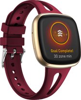 Siliconen bandje - geschikt voor Fitbit Versa 4 / Sense 2 - bordeauxrood - maat S