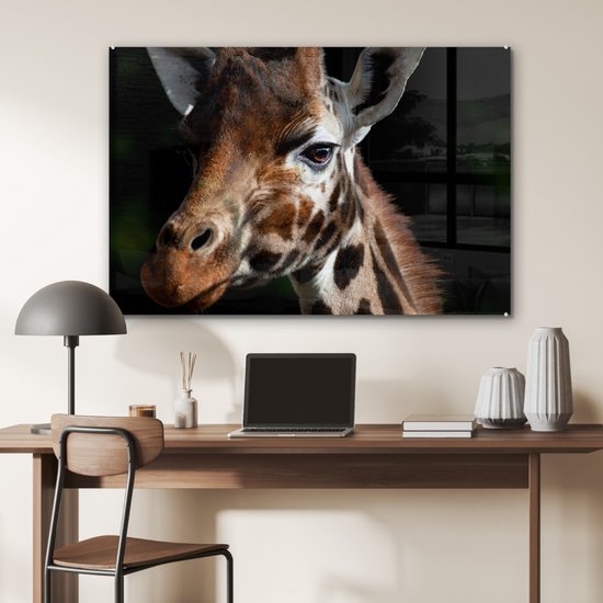 MuchoWow® Glasschilderij 90x60 cm - Schilderij acrylglas - Giraffe - Licht - Zwart - Foto op glas - Schilderijen