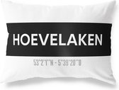 Tuinkussen HOEVELAKEN - GELDERLAND met coördinaten - Buitenkussen - Bootkussen - Weerbestendig - Jouw Plaats - Studio216 - Modern - Zwart-Wit - 50x30cm