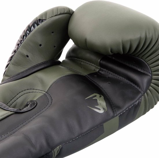 Detail van khaki en zwarte bokshandschoenen met camo-print en Venum-slanglogo.