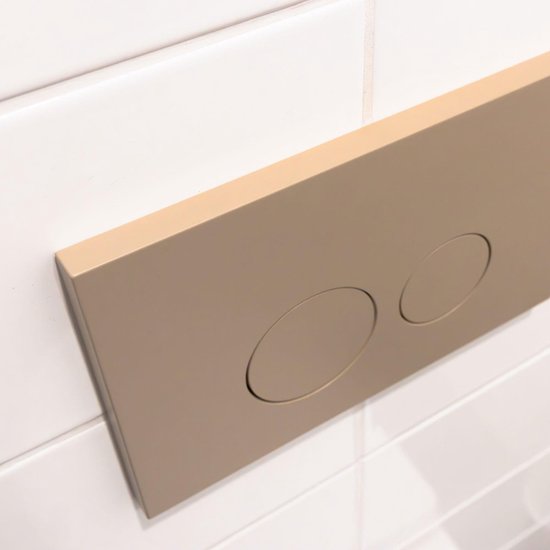 Detail van een taupe bedieningsplaat met twee ronde, verzonken knoppen op witte tegels.