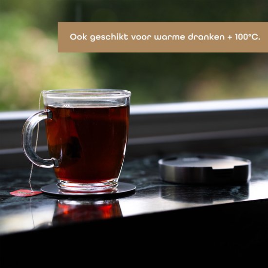 Glazen mok met thee op een ronde onderzetter. 'Ook geschikt voor warme dranken + 100°C.'