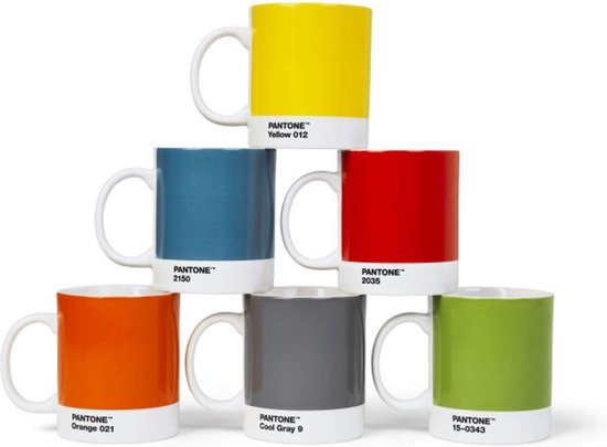 Stapel van zeven Pantone mokken: geel, blauw, rood, oranje, grijs en groen, elk met witte onderkant.