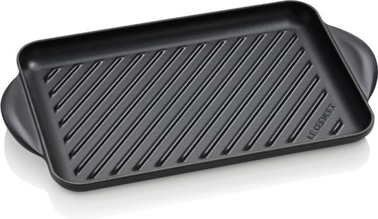 Zwarte gietijzeren grillplaat met schuine ribbels en handgrepen, schuin perspectief.
